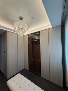 龙岗全屋定制：衣柜内做固定挂衣杆，还是可伸缩调节挂衣系统