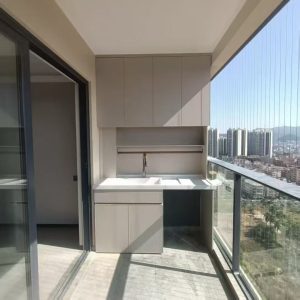 惠阳自建房定制阳台柜怎么选：落地固定式 VS 悬空壁挂式，哪种抗台风、耐暴晒、不积水