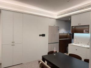 龙岗全屋定制避坑指南，跃层通高柜体楼梯转角避让与分层收纳方案